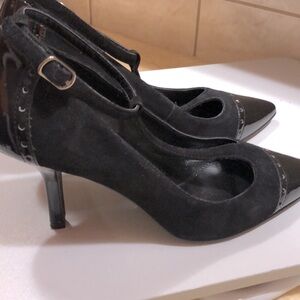 TAHARI Heels / Suede/ Patent/ Black T -Strap